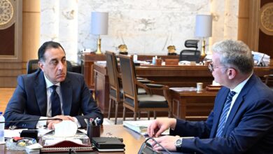 رئيس الوزراء مع وزير البترول