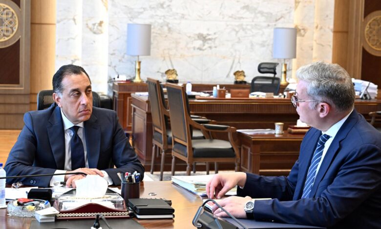 رئيس الوزراء مع وزير البترول