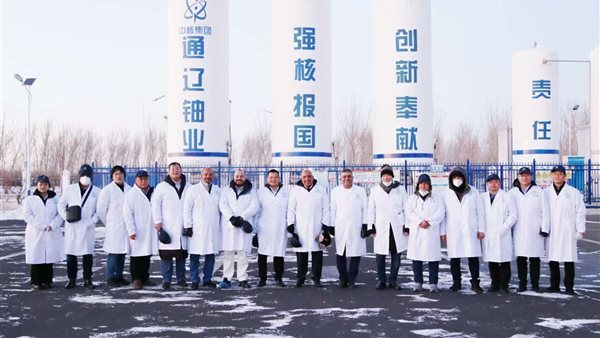 وزير الكهرباء يزور مصنع بالصين