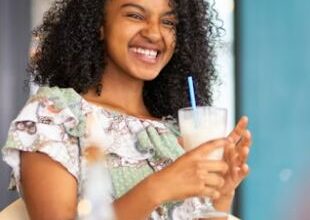 عارضة أزياء