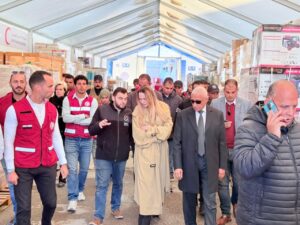 انجلينا جولى توقع علي صنادق مساعدات غزة