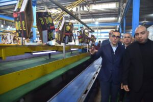  وزير الاستثمار والتجارة الخارجية يتفقد عددًا من المصانع بالمنطقة الاستثمارية بمدينة بنها