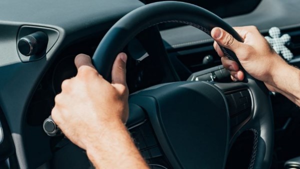 أسباب اهتزاز السيارة عند السرعة وكيفية التعامل معها بفعالية