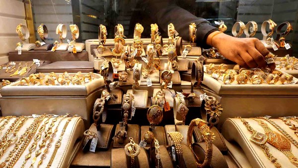 أسعار الذهب مساء اليوم عيار 21 يحقق ارتفاعا جديدا ويسجل 7160 جنيها بشكل مثير