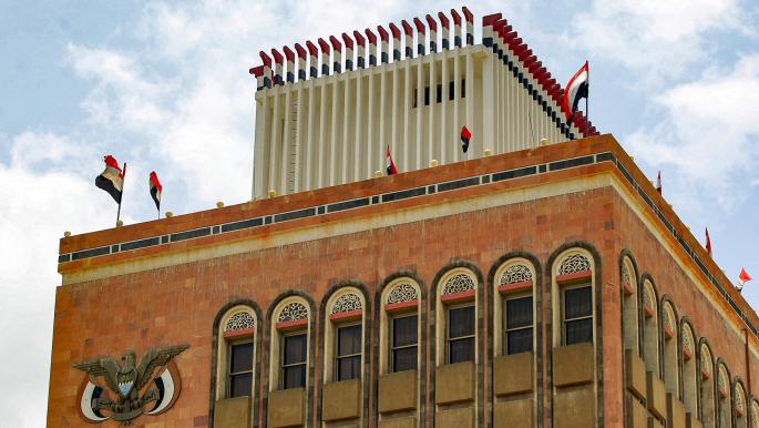 اليمن يرفع سعر الفائدة على الودائع الجديدة بالريال إلى 18 بالمئة لضمان جذب المدخرات