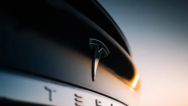 تسلا تتجه نحو إطلاق سيارة كهربائية جديدة بتكلفة مناسبة للجميع