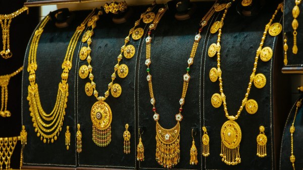 سعر الذهب للعيار 21 اليوم الجمعة يتجاوز كل التوقعات