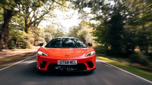 ماكلارين تكشف عن أحدث سيارة SUV هجينية تجمع بين القوة والفخامة الرفيعة المستوى