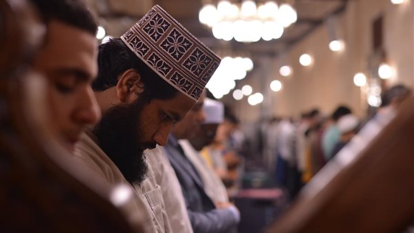 موعد أذان المغرب اليوم السبت في القاهرة والمحافظات وكيفية ضبط مواقيت الصلاة بدقة عالية