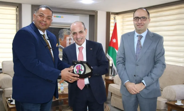 وزير الإدارة المحلية يناقش تعزيز التعاون مع صندوق المناخ الأخضر