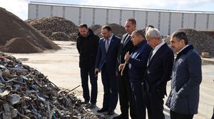 وزير البيئة يتفقد مصنع معادن المدينة ويطلع على أحدث التقنيات والخطط المستقبلية